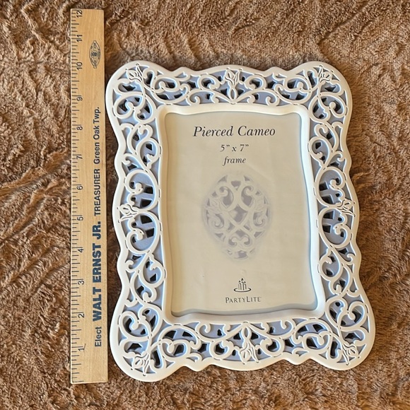 Partylite Pierced Cameo picture frame-NIB.Fits a 5x7 picture.BEAUTIFUL/ Rare - Picture 9 of 10